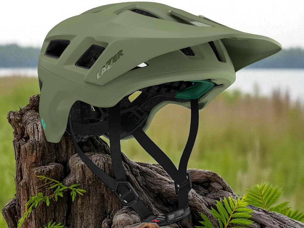 Kask rowerowy LAZER Coyote KinetiCore Zielony mat MTB (rozmiar S) osoba jadąca na rowerze przez las w górach