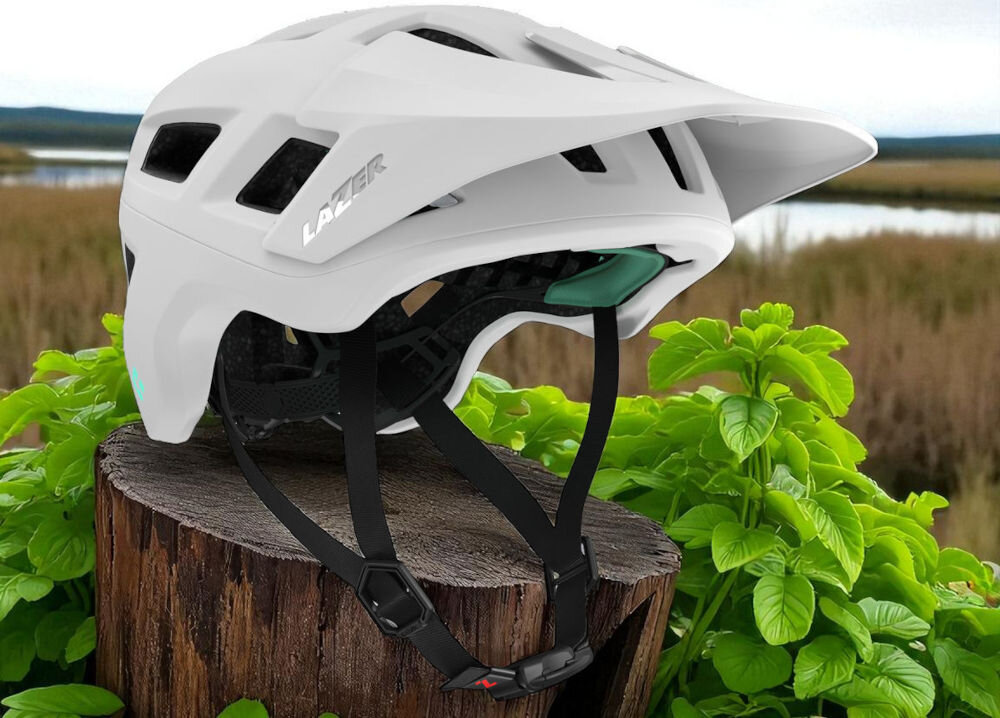 Kask rowerowy LAZER Coyote KinetiCore Biały mat MTB (rozmiar L) osoba jadąca na rowerze przez las w górach