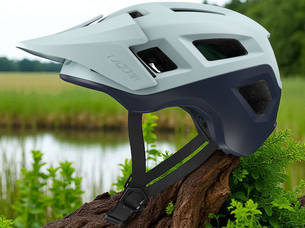 Kask rowerowy LAZER Coyote KinetiCore Niebieski mat MTB (rozmiar M) osoba jadąca na rowerze przez las w górach