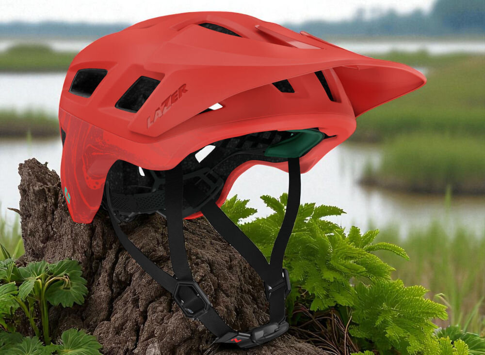 Kask rowerowy LAZER Coyote KinetiCore Czerwony mat MTB (rozmiar M) osoba jadąca na rowerze przez las w górach