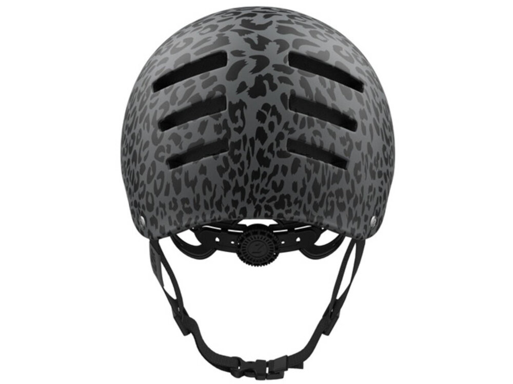 Kask LAZER Armor 2.0 Leopard (rozmiar S) kask na białym tle widoczny od tyłu normy CE EN 1078 wysoki poziom ochrony odporność na uderzenia trwałość przez długi czas użytkowania zwiększa bezpieczeństwo spełnia rygorystyczne europejskie standardy jakości matowe wykończenie w cętki leoparda wykończenie stylowy wygląd