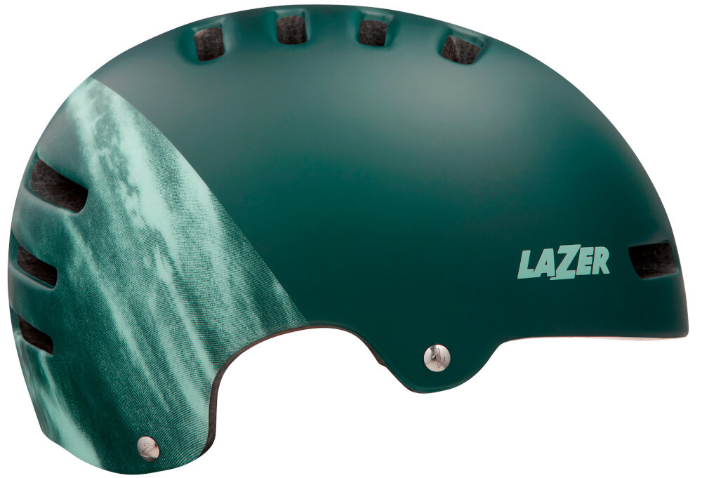 Zielony matowy kask z logo \'LAZER\' i możliwością zamontowania lampki. Kask ma otwory wentylacyjne i wzór w odcieniach zieleni po jednej stronie.