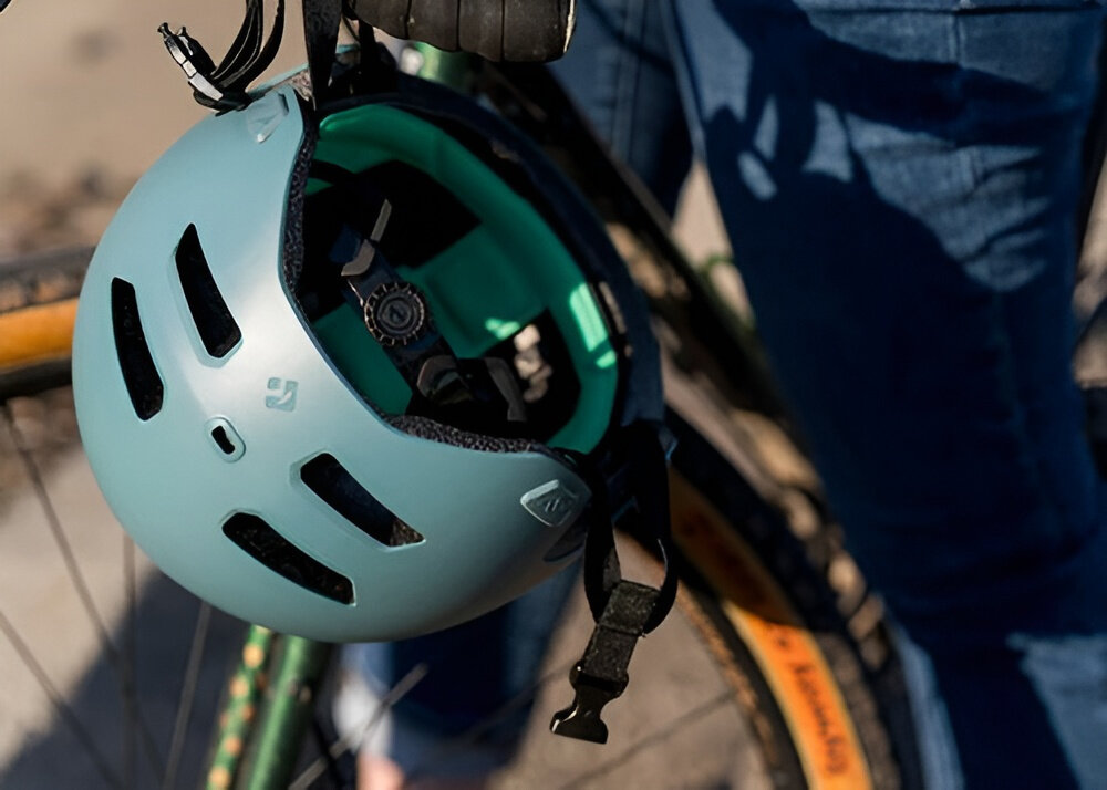 Kask rowerowy LAZER Maze KinetiCore Niebieski Miejski(rozmiar S/M) osoba na rowerze kask zawieszony na kierowicy rowerowej bezpieczeństwo komfort wsparcie