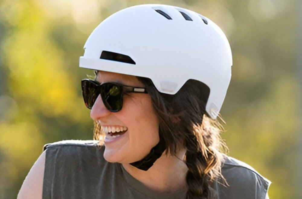 Kask rowerowy LAZER Maze KinetiCore Niebieski Miejski(rozmiar S/M) droga ulica osoba w kasku widok z boku Eyewear Ready specjalne otwory umożliwiają stabilne umieszczenie okularów podczas jazdy bezpieczeństwo i komfort wygoda