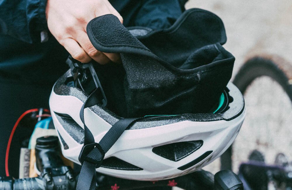 Kask rowerowy LAZER Maze KinetiCore Niebieski Miejski(rozmiar S/M) osoba wkłada zestaw zimowy do kasku rower kompatybilny z zestawem zimowym TurnSys utrzymuje ciepło w chłodne dni wymień oryginalną wyściółkę kasku na zestaw zimowy i ochroń uszy przed chłodem komfort jazdy w okresie jesienno-zimowym