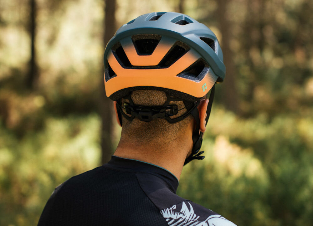 Kask rowerowy LAZER Cerro KinetiCore Niebiesko-pomarańczowy MTB (rozmiar M) pokrętło regulacji Lazer Advanced TurnSys regulacja wysokości brak ucisku dokładne dopasowanie