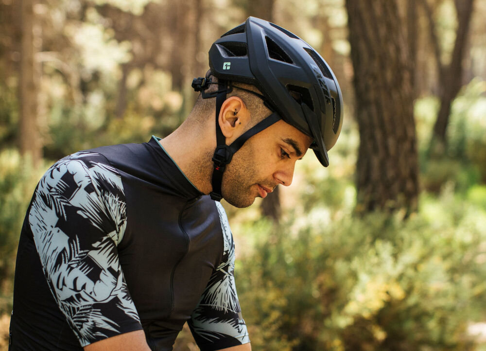 Kask rowerowy LAZER Cerro KinetiCore Niebiesko-pomarańczowy MTB (rozmiar M) zintegrowany daszek ochrona przed słoncem deszczem osłonięcie twarzy
