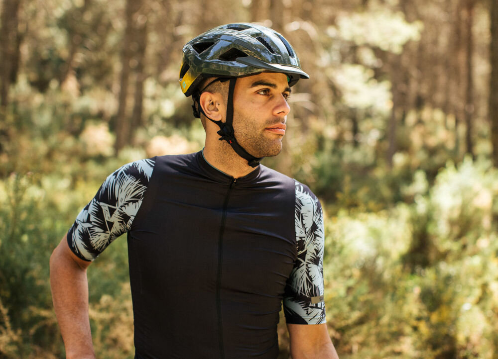 Kask rowerowy LAZER Cerro KinetiCore Niebiesko-pomarańczowy MTB (rozmiar M) slot na okulary miejsce na okulary odkładanie okularów