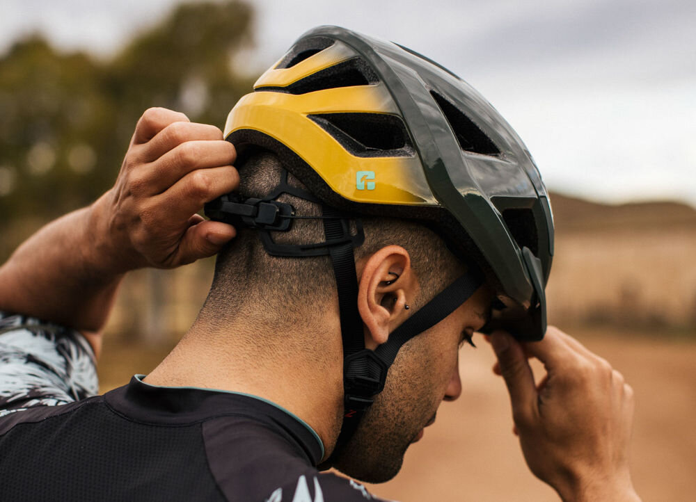 Kask rowerowy LAZER Cerro KinetiCore Niebiesko-pomarańczowy MTB (rozmiar M) magnetyczna klamra szybkie rozpinanie szybkie zapinanie bezpieczne zapinanie