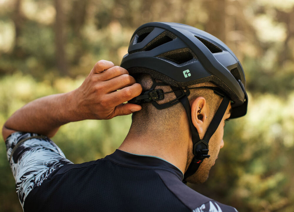 Kask rowerowy LAZER Cerro KinetiCore Niebiesko-pomarańczowy MTB (rozmiar M) niska waga mniej plastiku mniej pianki ochrona środowiska