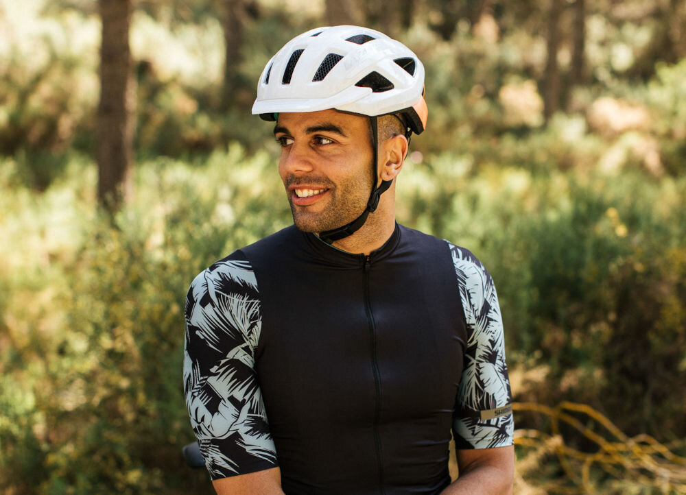 Kask rowerowy LAZER Cerro KinetiCore Biało-pomarańczowy MTB (rozmiar L) pokrętło regulacji Lazer Advanced TurnSys regulacja wysokości brak ucisku dokładne dopasowanie