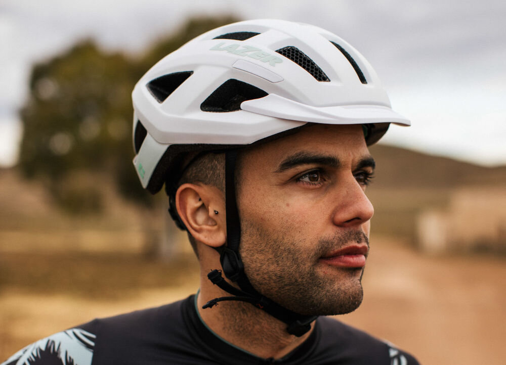 Kask rowerowy LAZER Cerro KinetiCore Biało-pomarańczowy MTB (rozmiar L) zintegrowany daszek ochrona przed słoncem deszczem osłonięcie twarzy