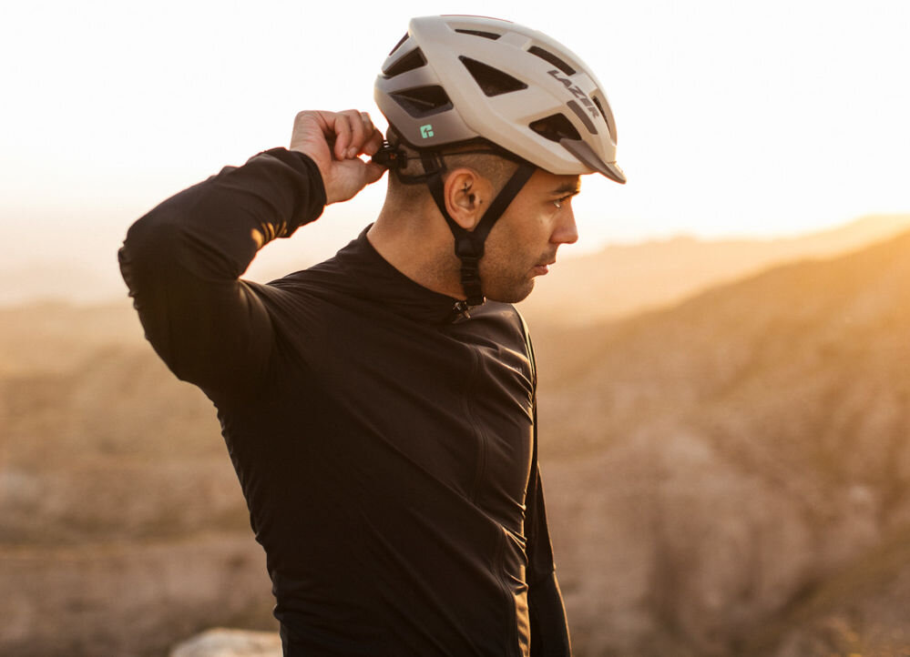 Kask rowerowy LAZER Cerro KinetiCore Biało-pomarańczowy MTB (rozmiar L) niska waga mniej plastiku mniej pianki ochrona środowiska