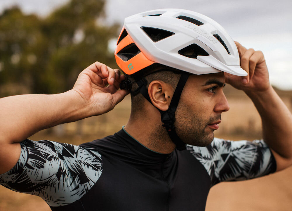 Kask rowerowy LAZER Cerro KinetiCore Biało-pomarańczowy MTB (rozmiar M) ochrona głowy kask miejski kask mtb kask szosowy 4 gwiazdki Virginia tech ochrona przed urazami rotacyjnymi