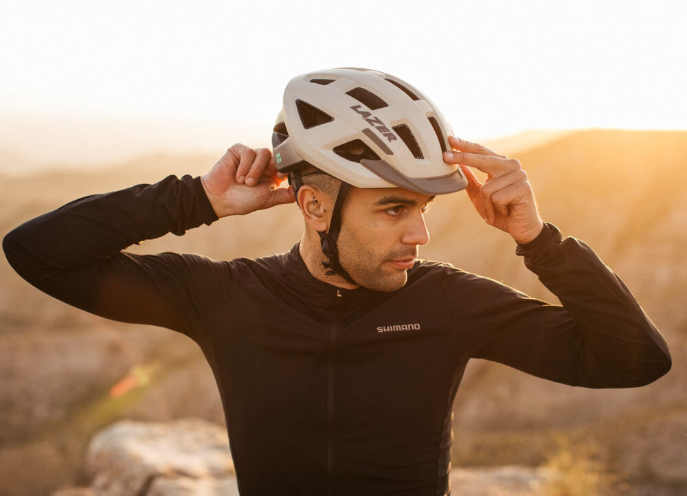 Kask rowerowy LAZER Cerro KinetiCore Biało-pomarańczowy MTB (rozmiar M) slot na okulary miejsce na okulary odkładanie okularów