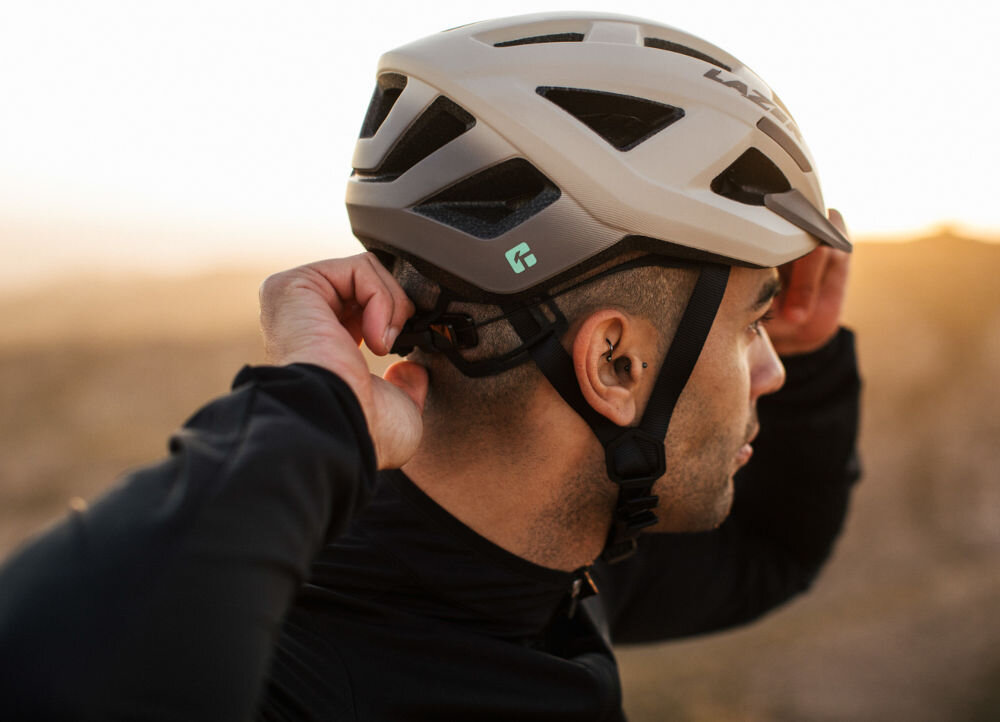 Kask rowerowy LAZER Cerro KinetiCore Biało-pomarańczowy MTB (rozmiar M) siatka na owady kanały wentylacyjne