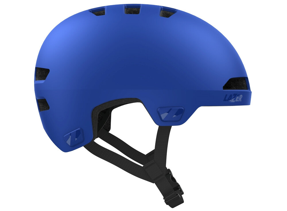 Kask rowerowy LAZER Maze Jr KinetiCore Niebieski dla Dzieci(rozmiar S/M) na białym tle widoczny widok z boku Eyewear Ready specjalne otwory umożliwiają stabilne umieszczenie okularów podczas jazdy bezpieczeństwo i komfort wygoda