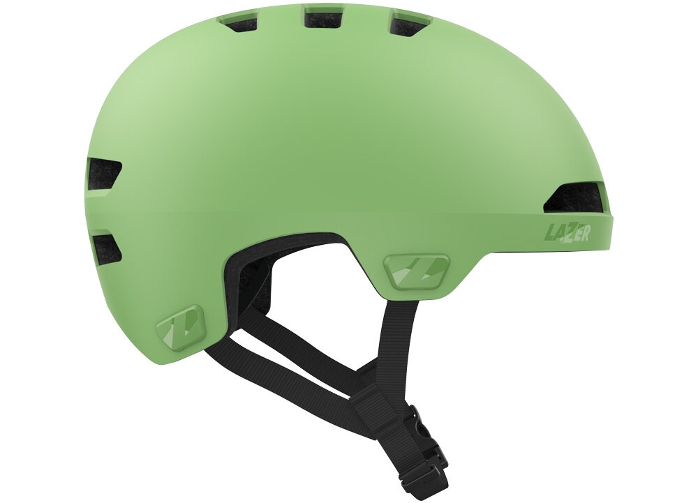 Kask rowerowy LAZER Maze Jr KinetiCore Zielony dla Dzieci(rozmiar S/M) na białym tle widoczny widok z boku Eyewear Ready specjalne otwory umożliwiają stabilne umieszczenie okularów podczas jazdy bezpieczeństwo i komfort wygoda