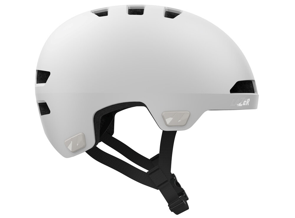Kask rowerowy LAZER Maze Jr KinetiCore Biały dla Dzieci(rozmiar S/M) kask na białym tle widoczny z boku Eyewear Ready specjalne otwory umożliwiają stabilne umieszczenie okularów podczas jazdy bezpieczeństwo i komfort wygoda