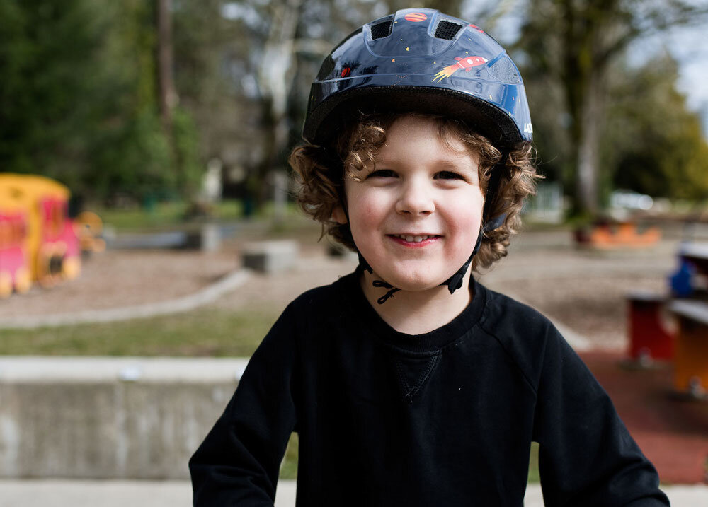 Kask rowerowy LAZER Nutz KinetiCore 2.0 Granatowy dla Dzieci (rozmiar 50-56) plac zabaw dziecko w kasku widoczne od przodu w tle drabinki drzewa bezpieczeństwo ochrona komfort bezpieczna jazda na rowerze