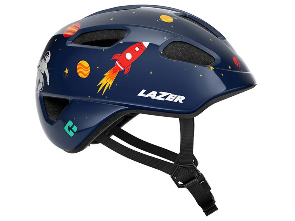 Kask rowerowy LAZER Nutz KinetiCore 2.0 Granatowy dla Dzieci (rozmiar 50-56) kask na białym tle widoczny z boku bezpieczeństwo i komfort najmłodszych użytkowników chroni głowę podczas upadków i uderzeń lekki i wygodny w noszeniu regulowane paski siateczka przeciw owadom osłona skroni ochrona i komfort