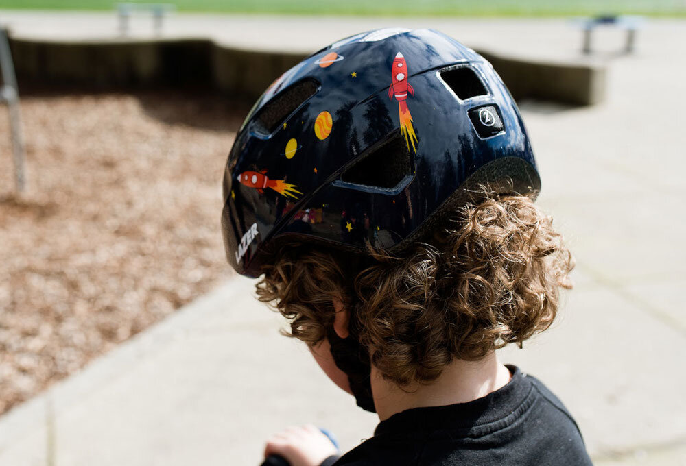 Kask rowerowy LAZER Nutz KinetiCore 2.0 Granatowy dla Dzieci (rozmiar 50-56) plac zabaw dziecko w kasku widoczne od tyłu system Advanced TurnSys precyzyjna regulacja obwodu w zakresie 50–56 cm intuicyjne pokrętło ułatwia obsługę stabilne dopasowanie utrzymuje kask we właściwej pozycji bezpieczeństwo na trasie na pokrętle znajduje się odblaskowa naklejka dziecko będzie dobrze widoczne na trasie