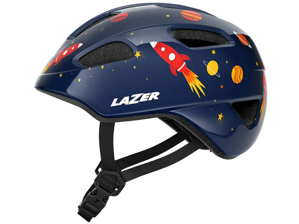 Kask rowerowy LAZER Nutz KinetiCore 2.0 Granatowy dla Dzieci (rozmiar 50-56) kask na białym tle widoczny z boku klamra w kasku została sprytnie umieszczona na policzku eliminuje ryzyko bolesnego szczypania skóry podczas zapinania dzieci mogą łatwo i szybko dopasować kask komfort codziennego użytkowania pozytywne nastawienie do noszenia kasku wspiera bezpieczne poruszanie się