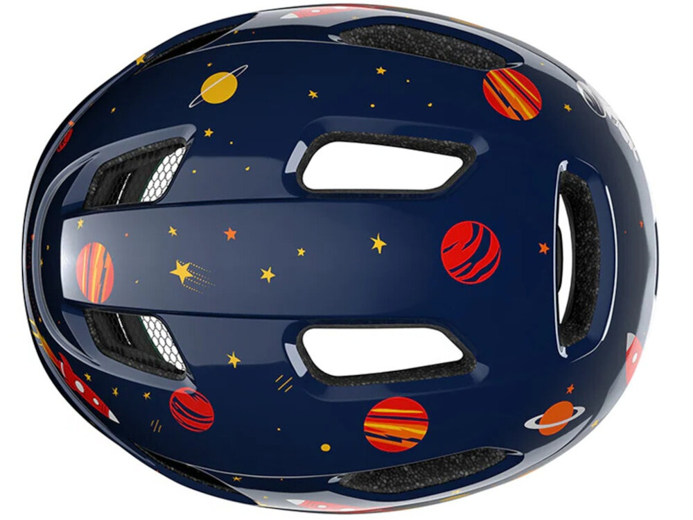 Kask rowerowy LAZER Nutz KinetiCore 2.0 Granatowy dla Dzieci (rozmiar 50-56) kask na białym tle widoczny z góry widok na otwory wentylacyjne 12 przemyślanych otworów wentylacyjnych wspierają efektywny obieg powietrza wewnątrz kasku dziecko odczuwa mniejsze nagrzewanie głowy równomierne chłodzenie bez utraty bezpieczeństwa spokojna i przyjemna jazda