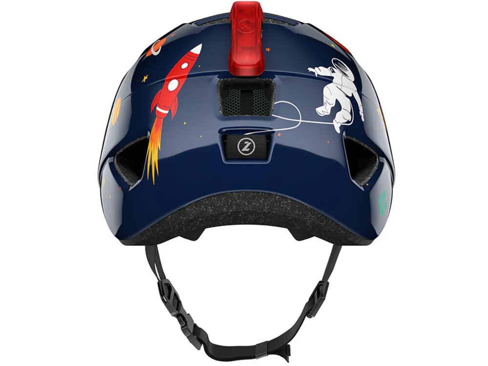 Kask rowerowy LAZER Nutz KinetiCore 2.0 Granatowy dla Dzieci (rozmiar 50-56) kask na białym tle widoczny od tyłu na kasku czerwona lampka miejsce do zamontowania opcjonalnej lampki LED zwiększa widoczność po zmroku i w warunkach ograniczonego oświetlenia element poprawiający bezpieczeństwo