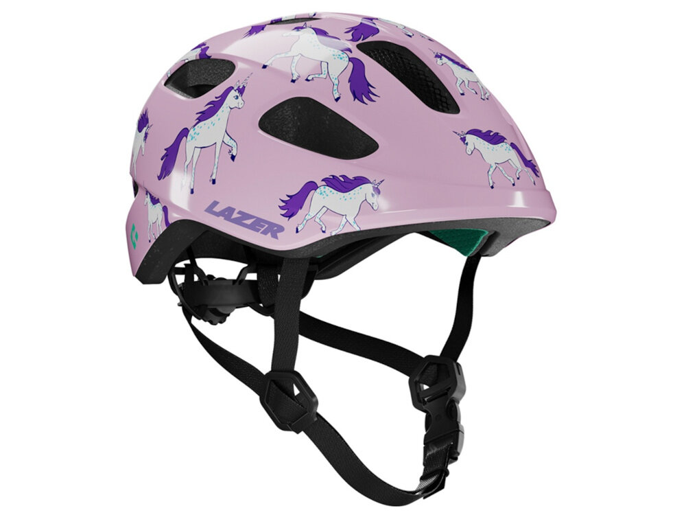 Kask rowerowy LAZER Nutz KinetiCore 2.0 Różowy dla Dzieci (rozmiar 50-56) kask na białym tle widoczny od przodu pod skosem siateczka przeciw owadom zapobiega dostawaniu się owadów do wnętrza poprawia komfort i bezpieczeństwo