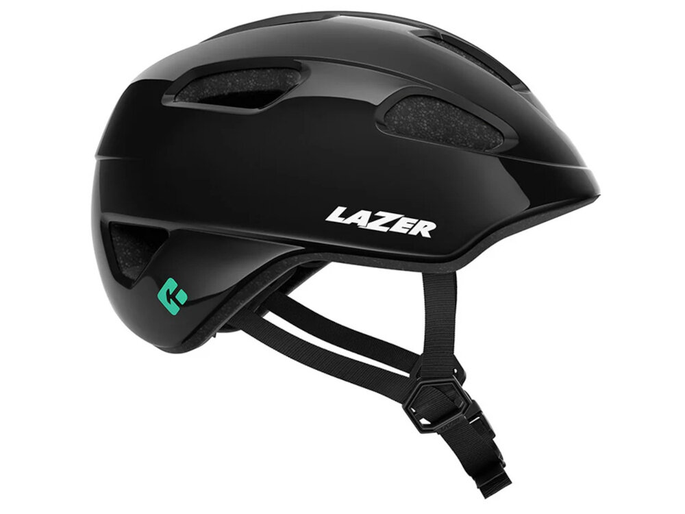 Kask rowerowy LAZER Nutz KinetiCore 2.0 Czarny dla Dzieci (rozmiar 50-56) kask na białym tle widoczny od przodu pod skosem bezpieczeństwo i komfort najmłodszych użytkowników chroni głowę podczas upadków i uderzeń lekki i wygodny w noszeniu regulowane paski siateczka przeciw owadom osłona skroni ochrona i komfort