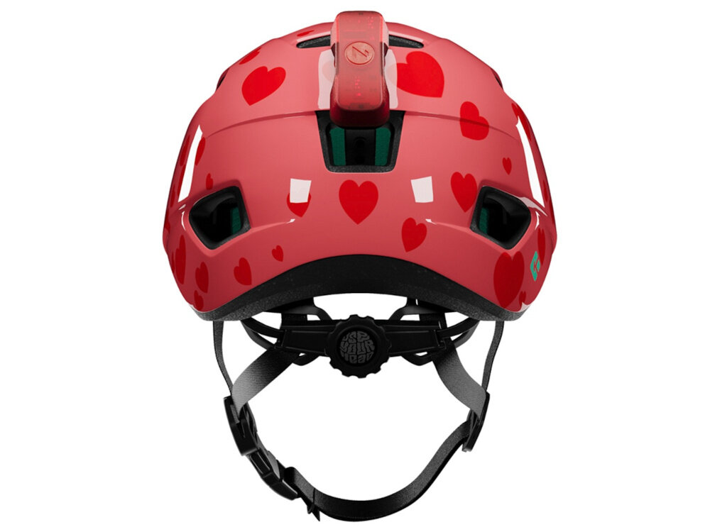 Kask rowerowy LAZER Nutz KinetiCore 2.0 Czerwony dla Dzieci (rozmiar 50-56) kask na białym tle widoczny od tyłu na kasku czerwona lampka miejsce do zamontowania opcjonalnej lampki LED zwiększa widoczność po zmroku i w warunkach ograniczonego oświetlenia element poprawiający bezpieczeństwo