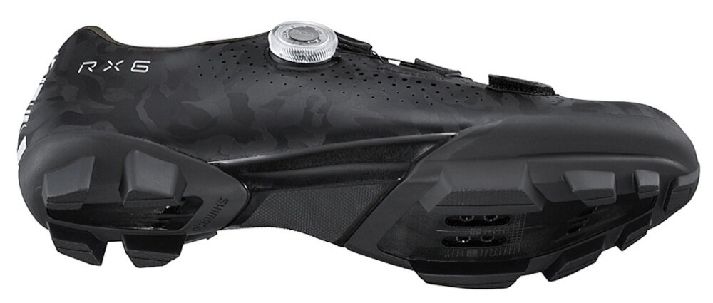 Buty rowerowe SHIMANO SH-RX600 Czarny rozmiar 44 białe tło but widoczny od spodu pod skosem szeroka podeszwa zewnętrzna wypustki z kauczuku termoplastycznego wysoka przyczepność na rower i do chodzenia wszechstronność i stabilność