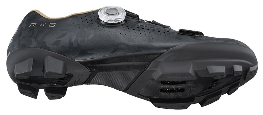 Buty rowerowe SHIMANO SH-RX600 Szary rozmiar 40 białe tło but widoczny od spodu pod skosem szeroka podeszwa zewnętrzna wypustki z kauczuku termoplastycznego wysoka przyczepność na rower i do chodzenia wszechstronność i stabilność