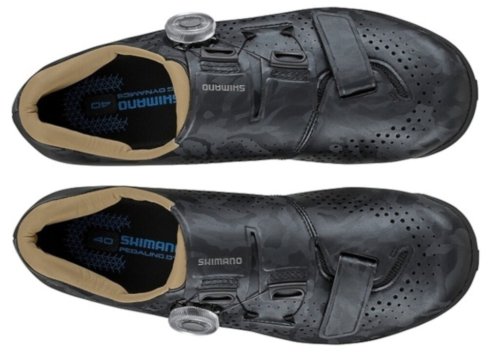 Buty rowerowe SHIMANO SH-RX600 Szary rozmiar 40 para butów na białym tle widoczna z góry w kolorze szarym elegancki wygląd damski charakter rozmiar 40 z długością wkładki 25-25,5 cm optymalne dopasowanie profilowana wkładka lekkie wytrzymałe materiały do użytku w sezonie letnim