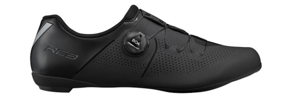 Buty rowerowe SHIMANO SH-RC302 Czarny rozmiar 45 but na białym tle widoczny z boku specjalne sznurowanie precyzyjne pokrętło BOA® L6E eliminuje punktowy ucisk kontrola nad rowerem otulający wierzch zmniejszone nachodzenie na język