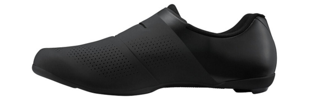 Buty rowerowe SHIMANO SH-RC302 Czarny rozmiar 45 para butów na białym tle widoczna z góry podeszwa środkowa i siateczka na wierzchu buta w 36% wykonane z materiałów pochodzących z recyklingu funkcjonalność odpowiedzialne podejście do produkcji