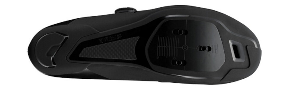 Buty rowerowe SHIMANO SH-RC302 Czarny rozmiar 45 but na jasnym tle widoczny od spodu platforma do mocowania bloków w systemie SPD-SL umożliwia wpięcie buta w pedały zmaksymalizowanie kręcenia korbą stabilna jazdę na stojąco bezpieczny efektywny trening