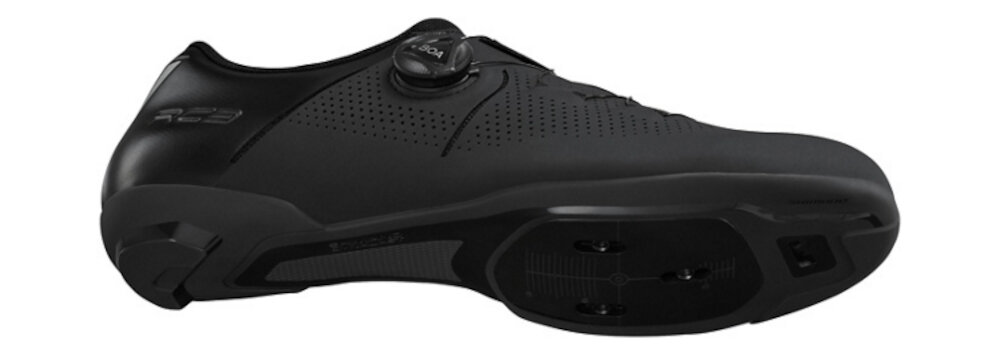 Buty rowerowe SHIMANO SH-RC302 Czarny rozmiar 52 but na białym tle widoczny od spodu zintegrowana bezszwowa podeszwa środkowa nylonowa podeszwa wzmocniona włóknem szklanym lepiej stabilizuje stopę pełna kontrola podczas jazdy w wysokim tempie bi