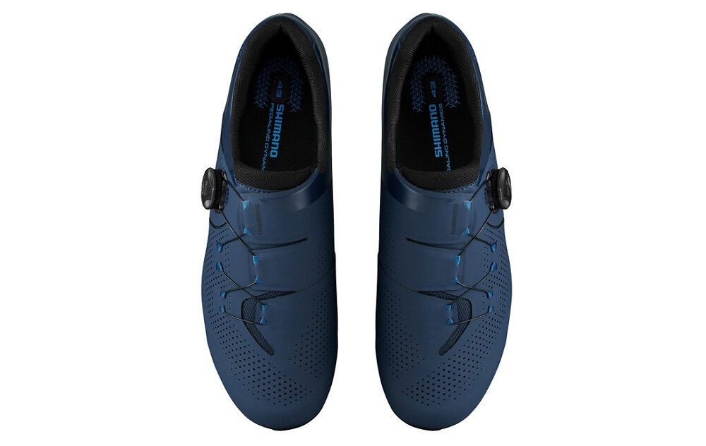 Buty rowerowe SHIMANO SH-RC302 Granatowy rozmiar 44 para butów na białym tle widoczna z góry w rozmiarze 44 dla mężczyzn jeżdżących na rowerach szosowych przemyślana konstrukcja redukują uczucie zmęczenia