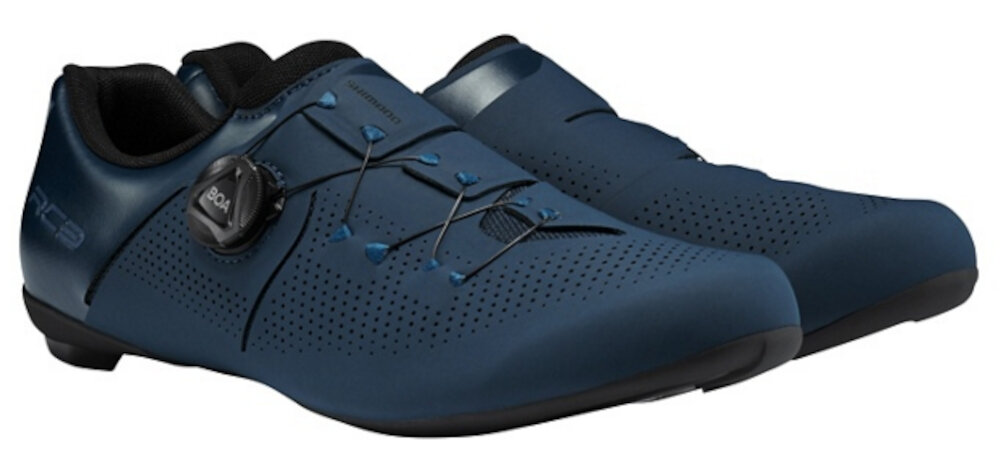 Buty rowerowe SHIMANO SH-RC302 Granatowy rozmiar 44 para butów na białym tle widoczna z boku podeszwa środkowa i siateczka na wierzchu buta w 36% wykonane z materiałów pochodzących z recyklingu funkcjonalność odpowiedzialne podejście do produkcji