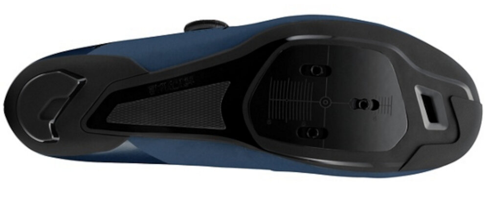 Buty rowerowe SHIMANO SH-RC302 Granatowy rozmiar 44 but na jasnym tle widoczny od spodu platforma do mocowania bloków w systemie SPD-SL umożliwia wpięcie buta w pedały zmaksymalizowanie kręcenia korbą stabilna jazdę na stojąco bezpieczny efektywny trening