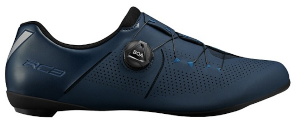 Buty rowerowe SHIMANO SH-RC302 Granatowy rozmiar 45 but na białym tle widoczny z boku specjalne sznurowanie precyzyjne pokrętło BOA® L6E eliminuje punktowy ucisk kontrola nad rowerem otulający wierzch zmniejszone nachodzenie na język
