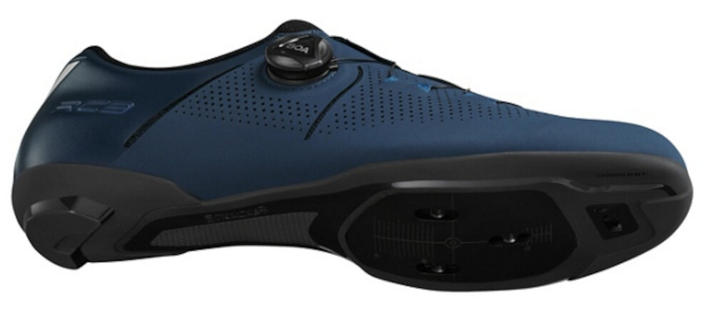 Buty rowerowe SHIMANO SH-RC302 Granatowy rozmiar 45 but na białym tle widoczny od spodu zintegrowana bezszwowa podeszwa środkowa nylonowa podeszwa wzmocniona włóknem szklanym lepiej stabilizuje stopę pełna kontrola podczas jazdy w wysokim tempie bi