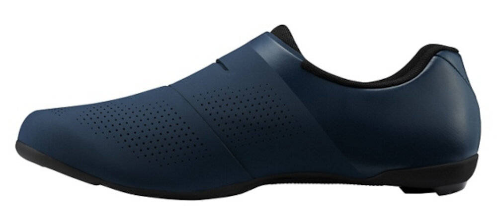 Buty rowerowe SHIMANO SH-RC302 Granatowy rozmiar 48 but na białym tle widoczny z boku wierzch z perforowanej skóry syntetycznej cyrkulacja powietrza chroni przed nadmiernym nagrzewaniem się stopy bezszwowa konstrukcja lekka forma długość wkładki 30,5 cm