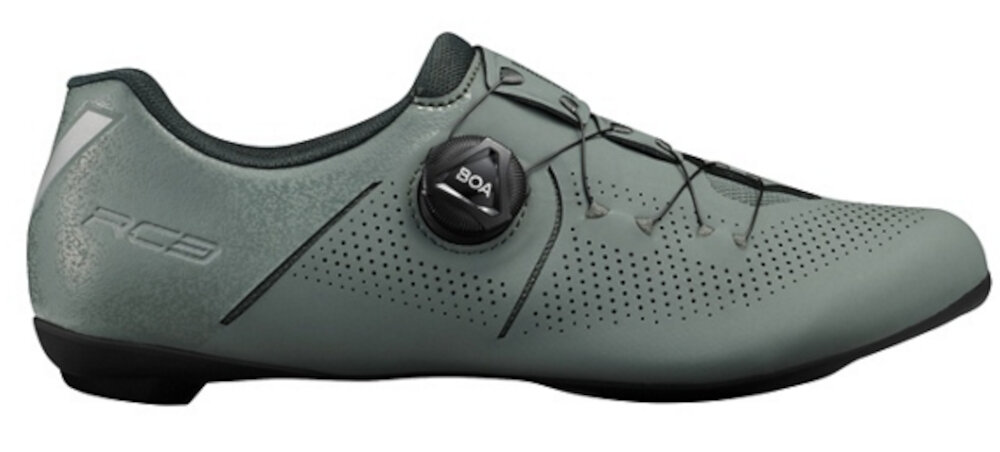 Buty rowerowe SHIMANO SH-RC302 Zielony rozmiar 38 but na białym tle widoczny z boku specjalne sznurowanie precyzyjne pokrętło BOA® L6E eliminuje punktowy ucisk kontrola nad rowerem otulający wierzch zmniejszone nachodzenie na język