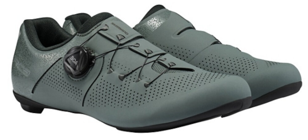 Buty rowerowe SHIMANO SH-RC302 Zielony rozmiar 38 para butów na białym tle widoczna z boku podeszwa środkowa i siateczka na wierzchu buta w 36% wykonane z materiałów pochodzących z recyklingu funkcjonalność odpowiedzialne podejście do produkcji