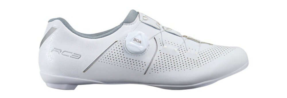 Buty rowerowe SHIMANO SH-RC302 Biały rozmiar 37 but na białym tle widoczny z boku specjalne sznurowanie precyzyjne pokrętło BOA® L6E eliminuje punktowy ucisk kontrola nad rowerem otulający wierzch zmniejszone nachodzenie na język