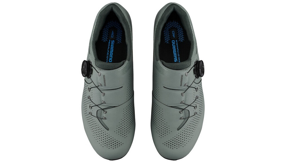 Buty rowerowe SHIMANO SH-RC302 Zielony rozmiar 39 para butów na białym tle widoczna z góry w rozmiarze 39 dla mężczyzn jeżdżących na rowerach szosowych przemyślana konstrukcja redukują uczucie zmęczenia