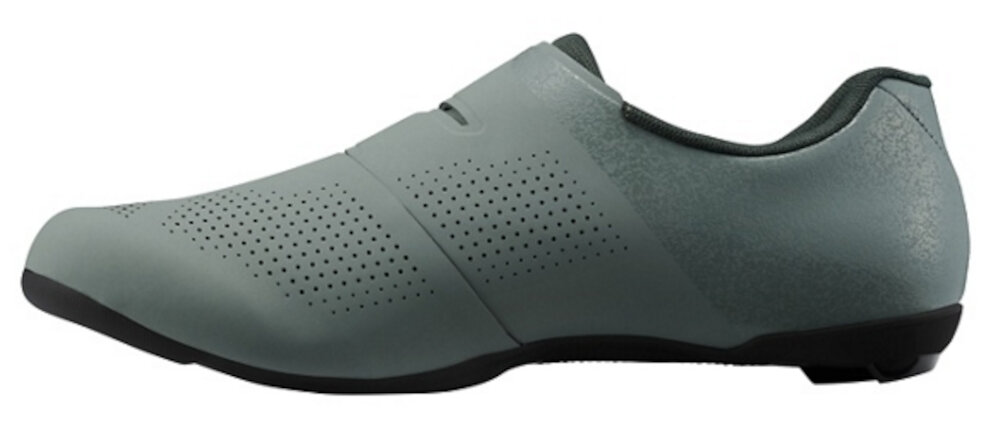 Buty rowerowe SHIMANO SH-RC302 Zielony rozmiar 39 but na białym tle widoczny z boku wierzch z perforowanej skóry syntetycznej cyrkulacja powietrza chroni przed nadmiernym nagrzewaniem się stopy bezszwowa konstrukcja lekka forma długość wkładki 24 cm